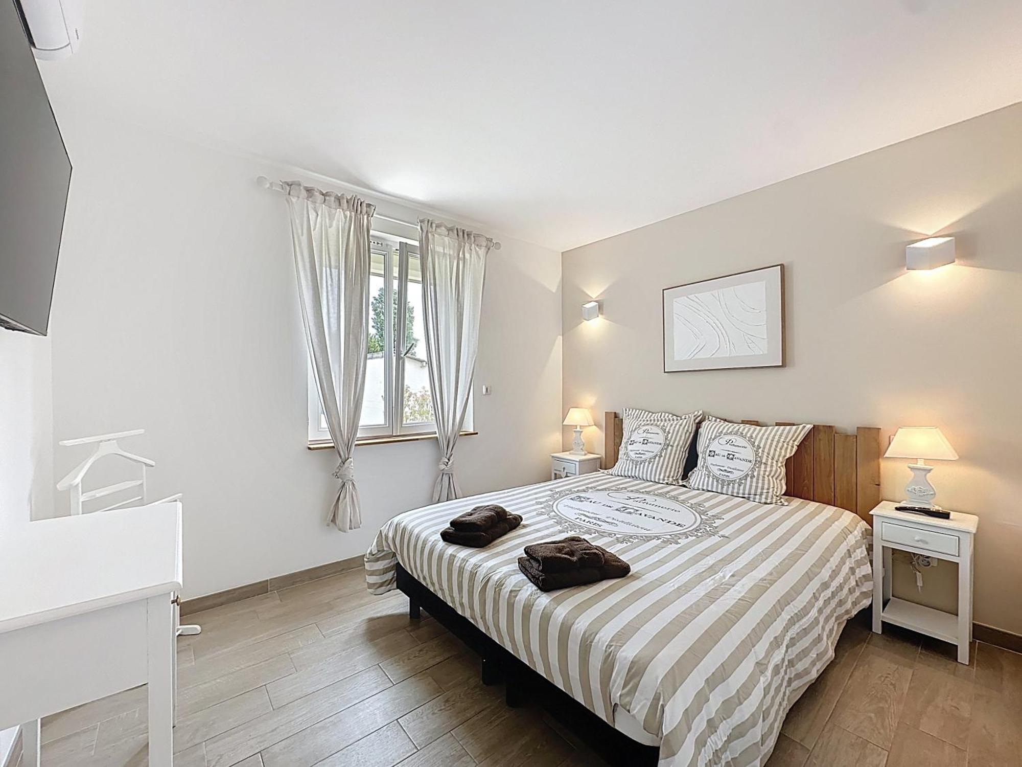 Charmante Maison 2 Chambres Avec Cour Et Jardin Sainte-Savine Ngoại thất bức ảnh