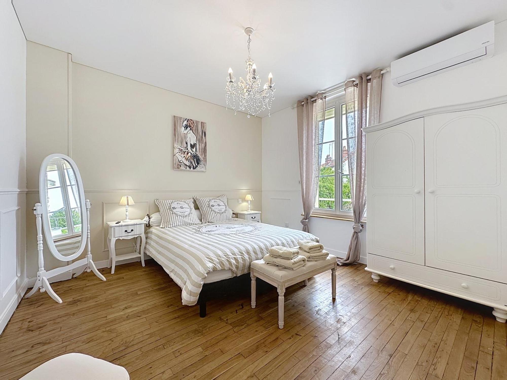 Charmante Maison 2 Chambres Avec Cour Et Jardin Sainte-Savine Ngoại thất bức ảnh
